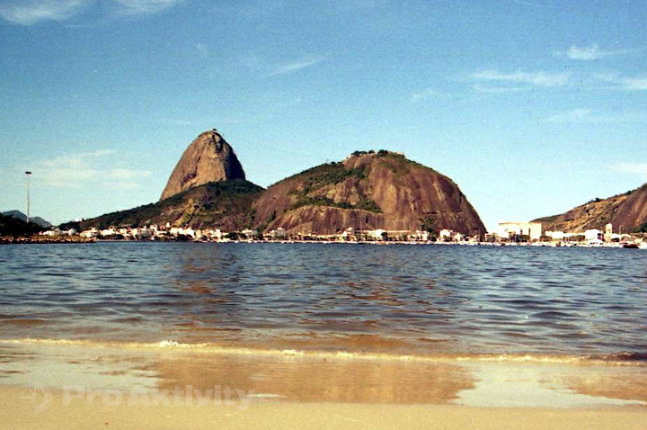 Brazílie - RdJ - pláž Botafogo, pohled na Păo de Açúcar