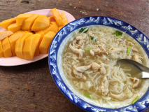 Ostrov Samet | Kuřecí polévka a talíř manga je příjemná snídaně