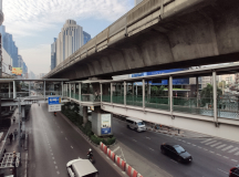 Bangkok | Třída Sukhumvit - nejdelší ulice v Thajsku - ještě před odpolední špičkou